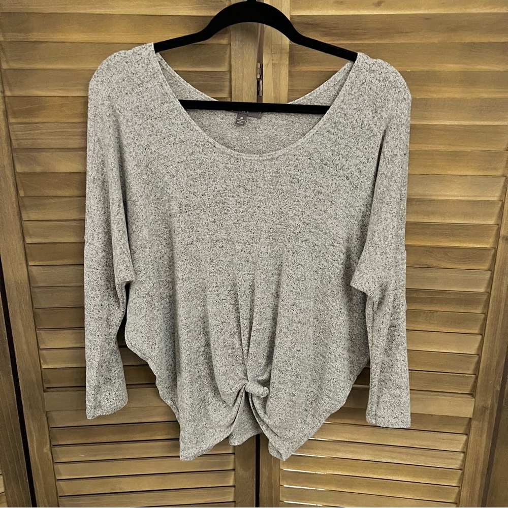 Gyft Gray 3/4 Sleeve Top with Tied front. Medium